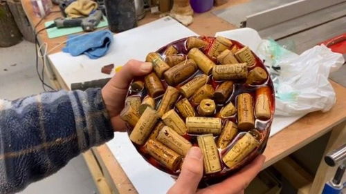 喝過的紅酒塞不要扔,勾兌上環氧樹脂加工,成品還能賣好幾百塊